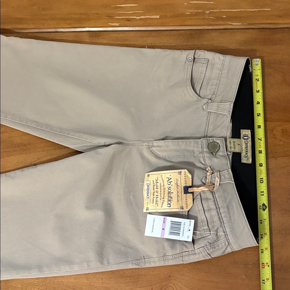 Democracy NWT AbSolution Beige Bermuda Shorts Size 6 - Picture 3 of 11